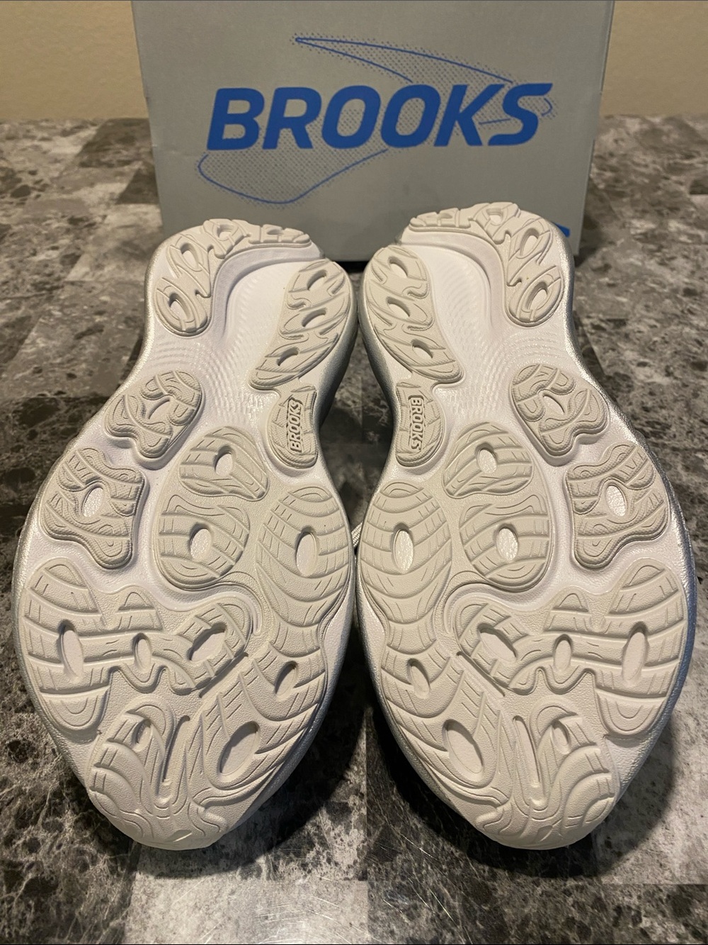 Brooks Adrenaline GTS 25. Silver Anniversary Edition, Size 8 - Picture 7 of 9